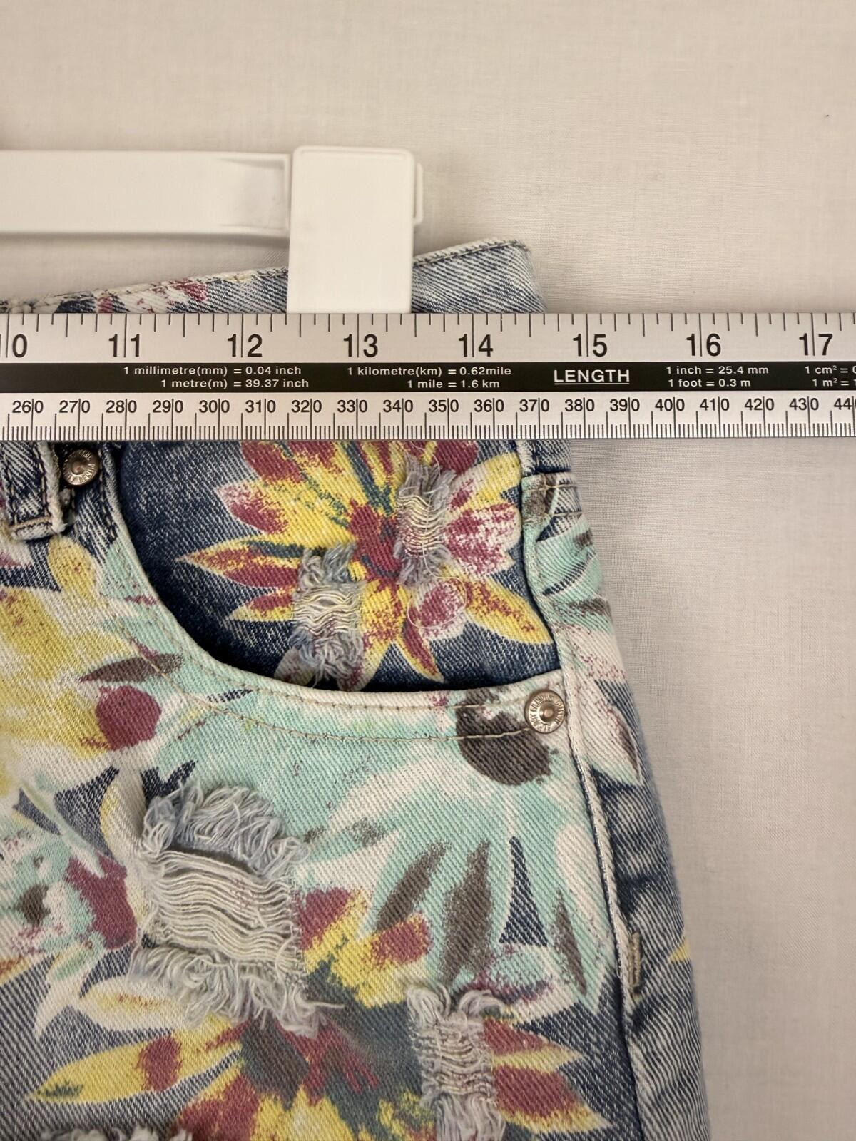 Almost Famous Denim Jeans Womens Size 5 Shorts Floral Destressed Casual-Fit
