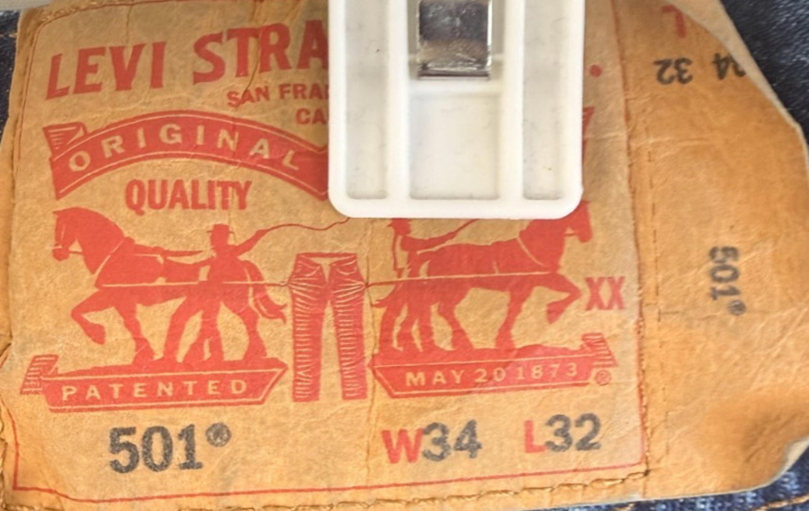 Levi's Men's 501 Jeans Blue Classic Button Fly Size 34x32 (actual 32x30)