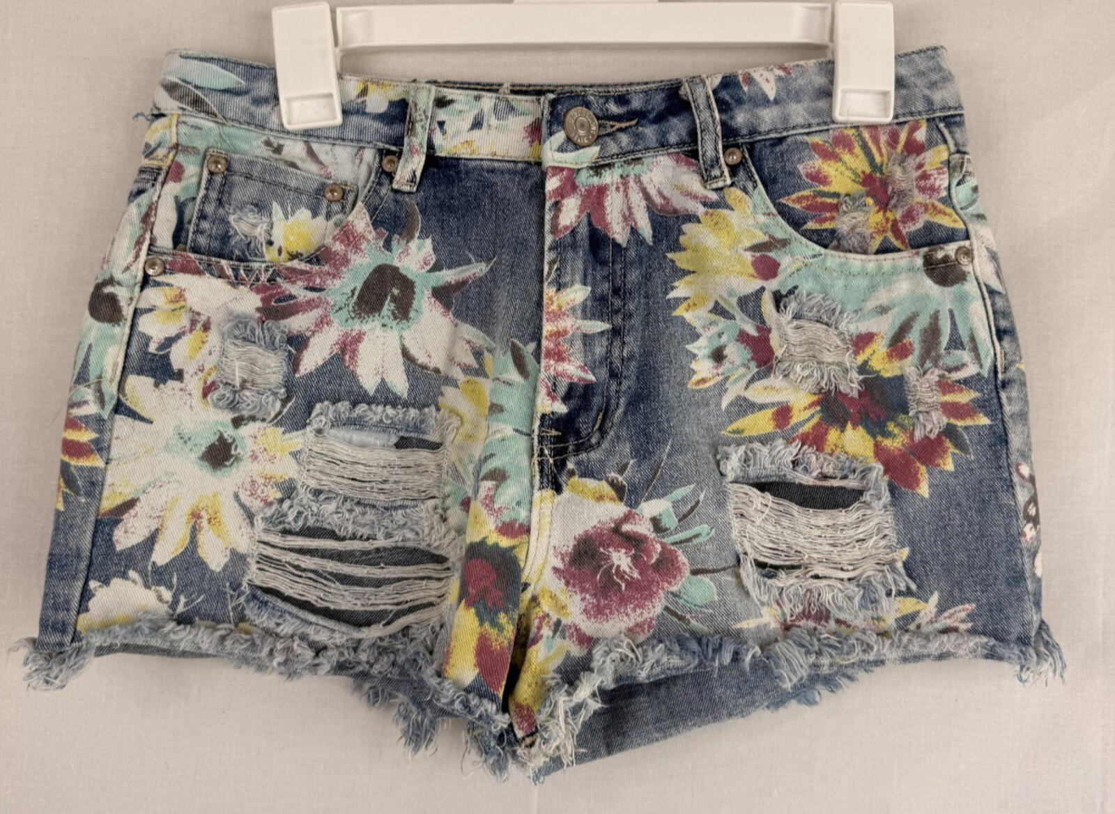Almost Famous Denim Jeans Womens Size 5 Shorts Floral Destressed Casual-Fit