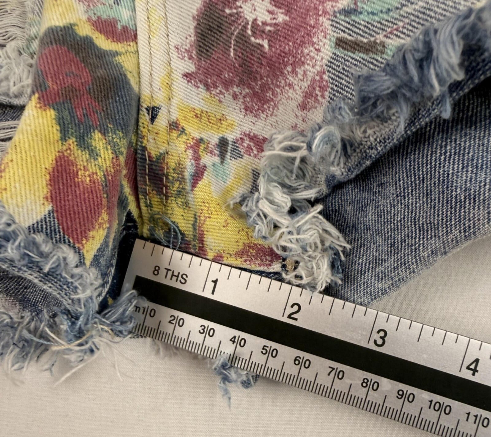 Almost Famous Denim Jeans Womens Size 5 Shorts Floral Destressed Casual-Fit