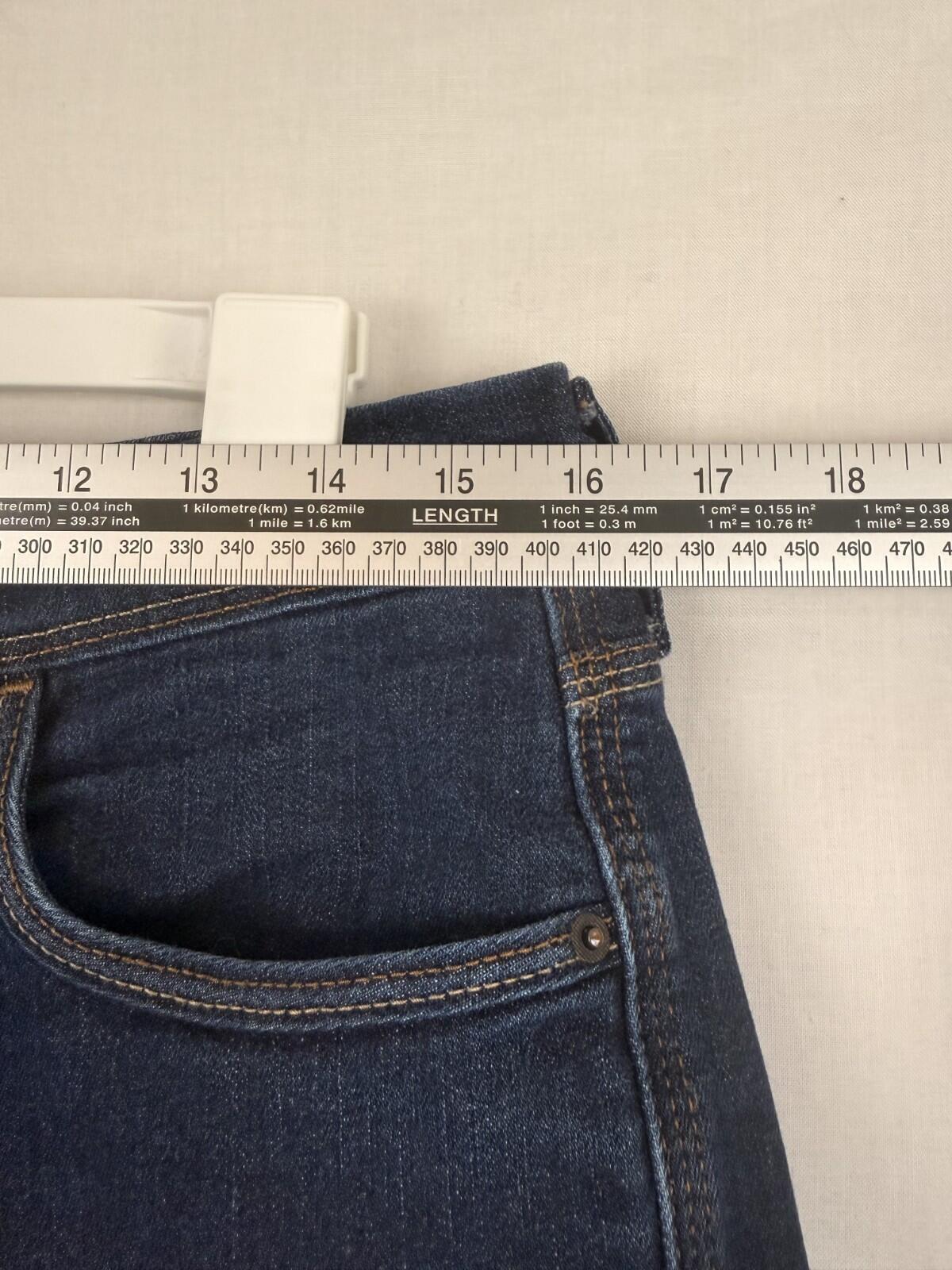 Levis womens mid length denim shorts size 10 - Stretch