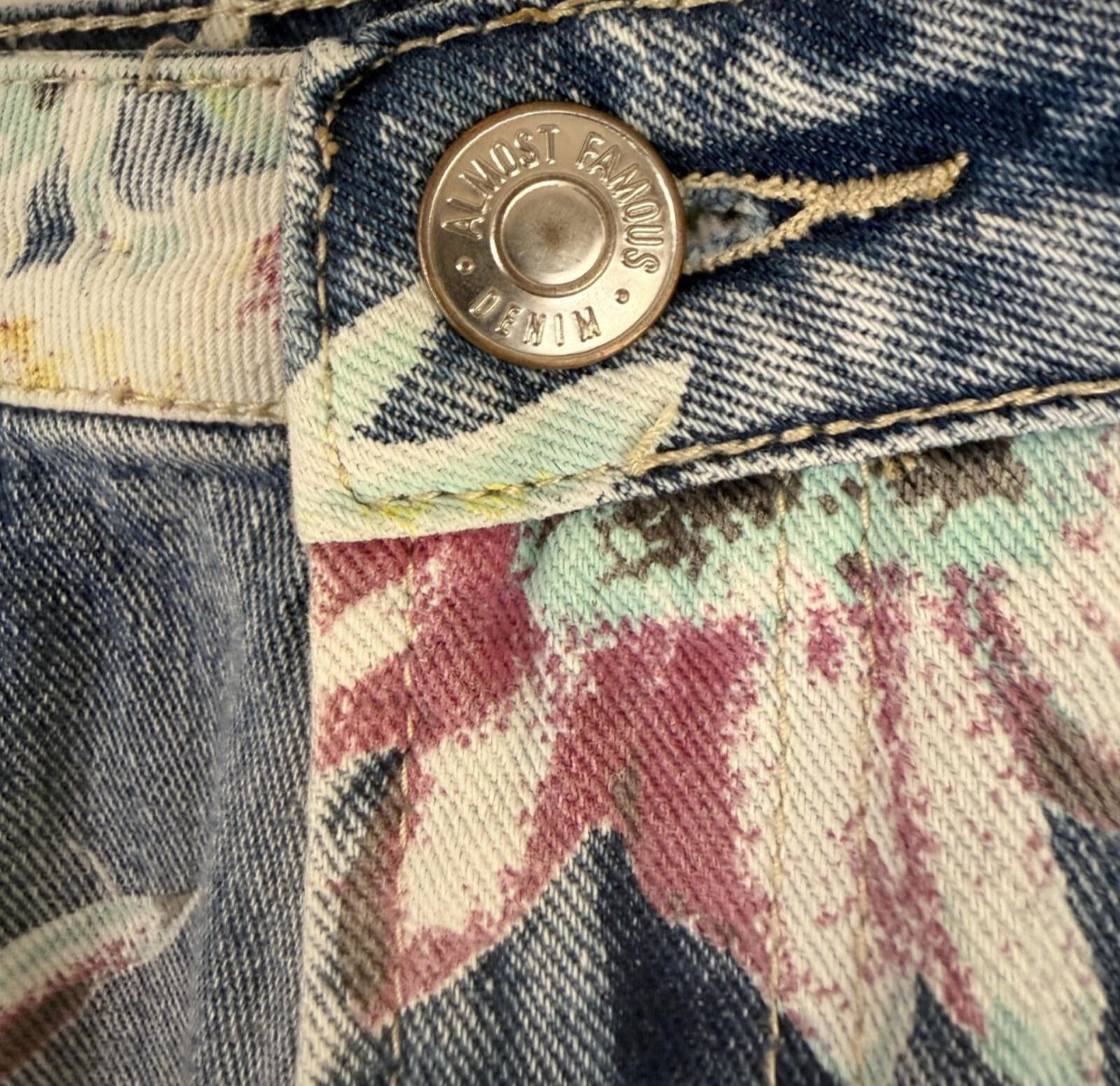 Almost Famous Denim Jeans Womens Size 5 Shorts Floral Destressed Casual-Fit