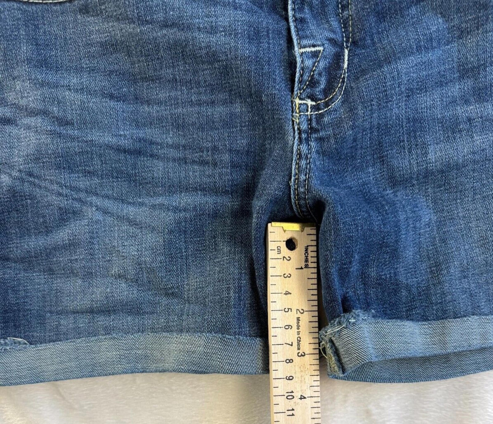 Rock & Republic Womens size 6 Bumpershoot Distressed Denim Shorts Raw Hem