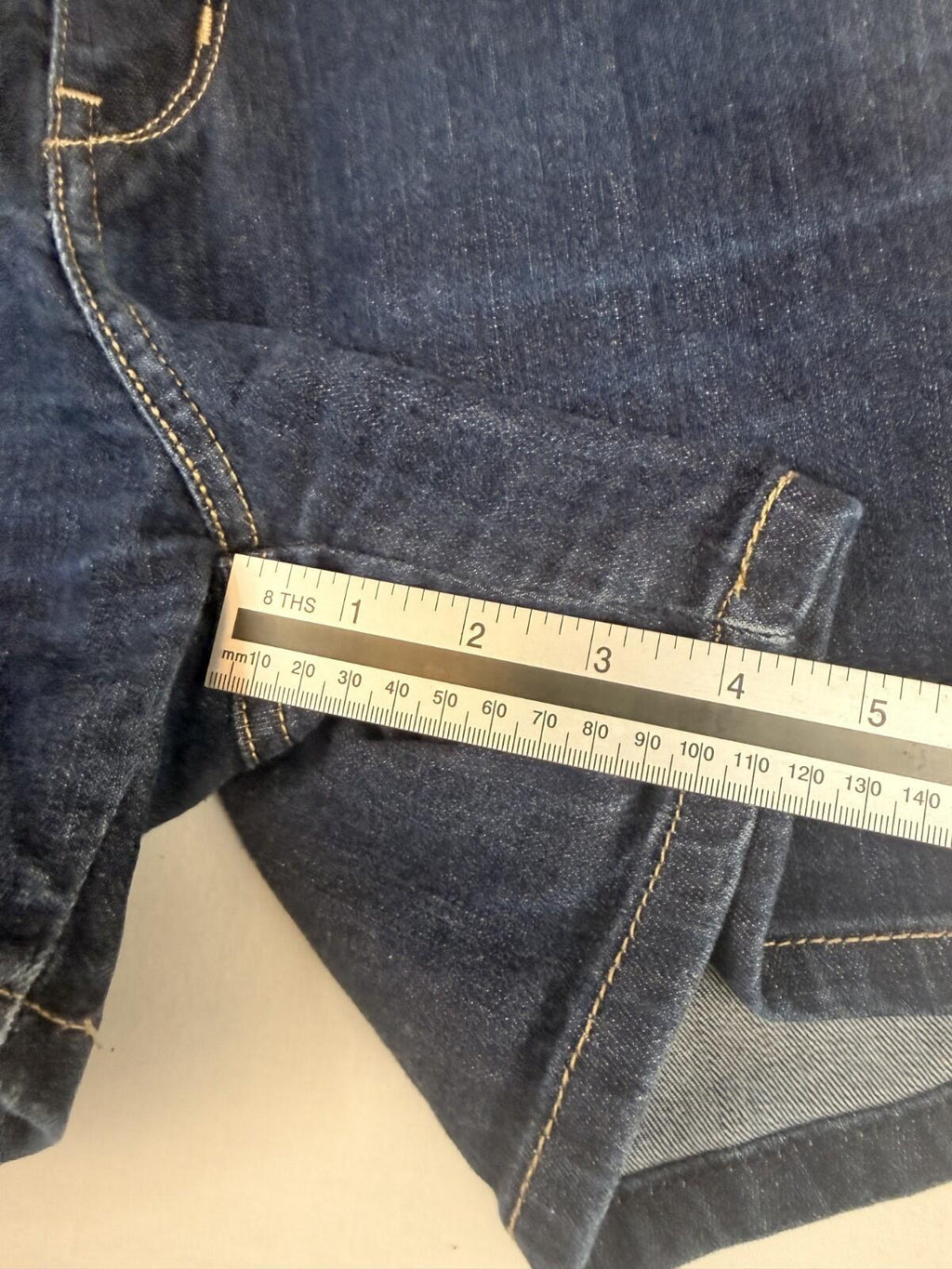 Levis womens mid length denim shorts size 10 - Stretch