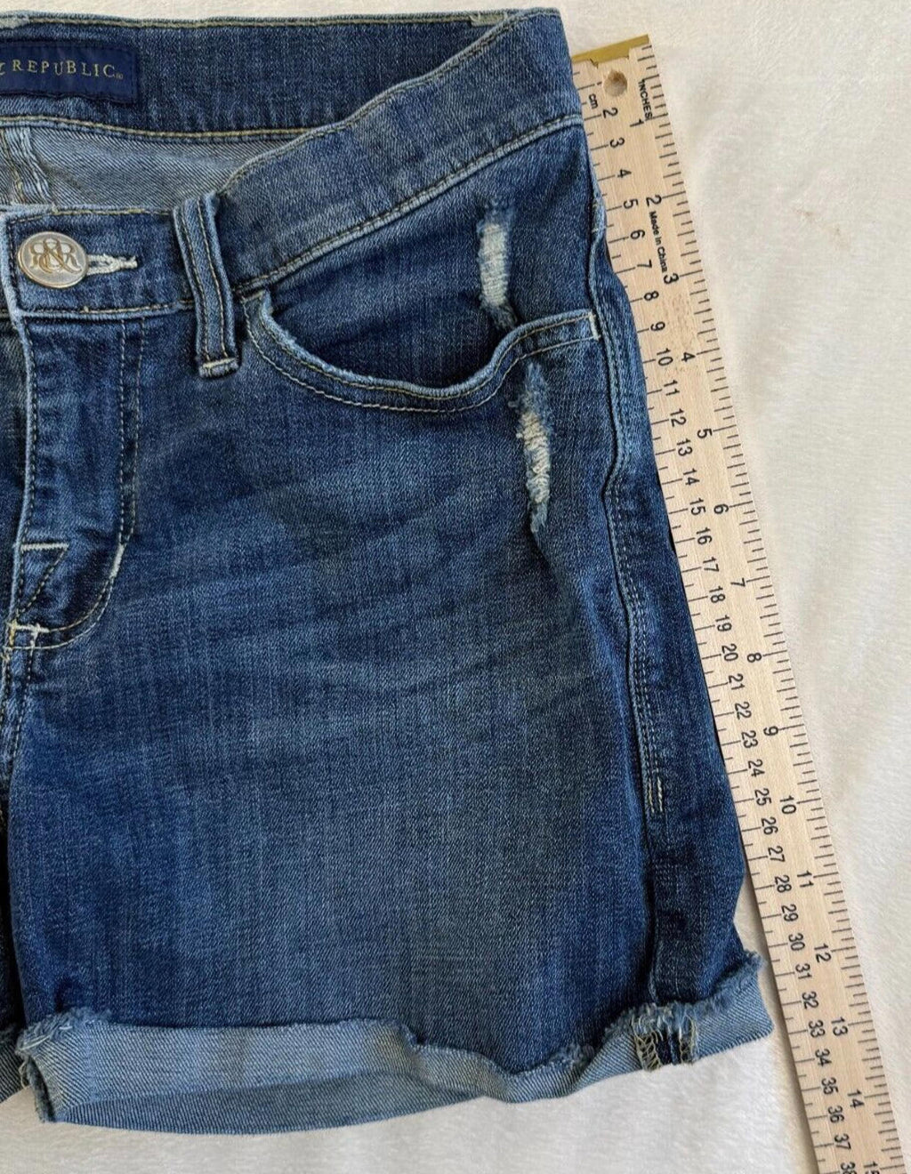 Rock & Republic Womens size 6 Bumpershoot Distressed Denim Shorts Raw Hem