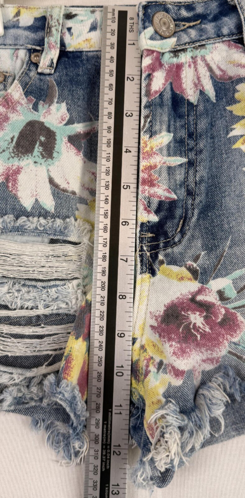 Almost Famous Denim Jeans Womens Size 5 Shorts Floral Destressed Casual-Fit