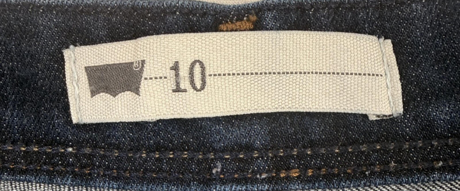 Levis womens mid length denim shorts size 10 - Stretch