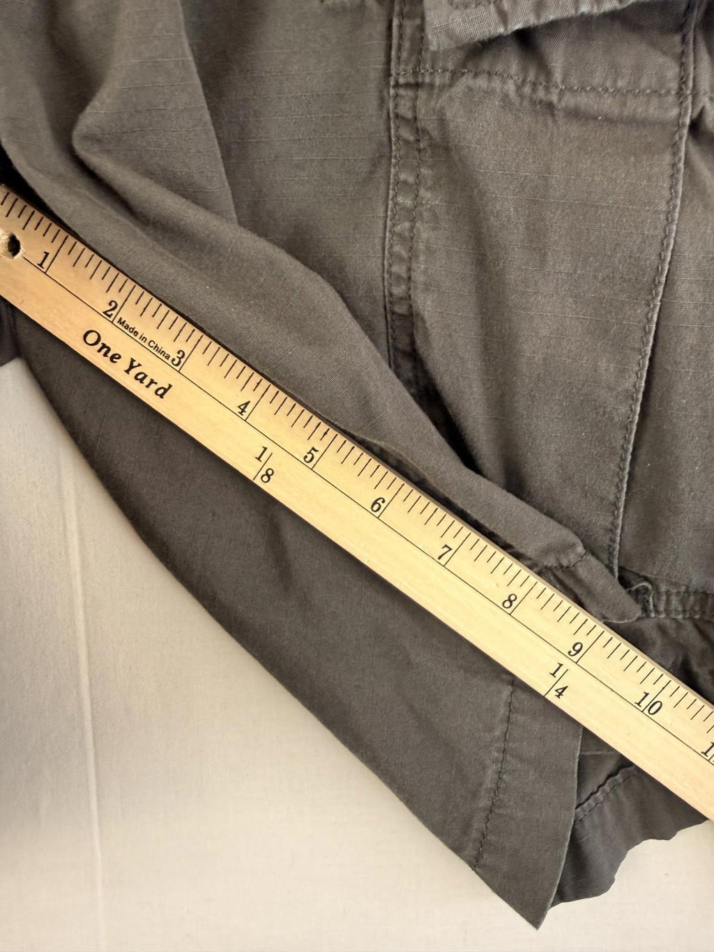 Levi's Strauss Men's Cargo Gray Shorts Size 38 Inseam 9" Excellent Condition