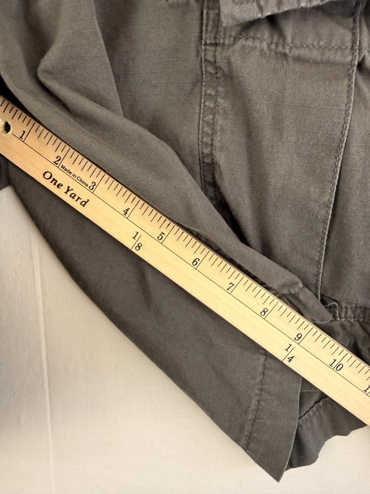 Levi's Strauss Men's Cargo Gray Shorts Size 38 Inseam 9" Excellent Condition