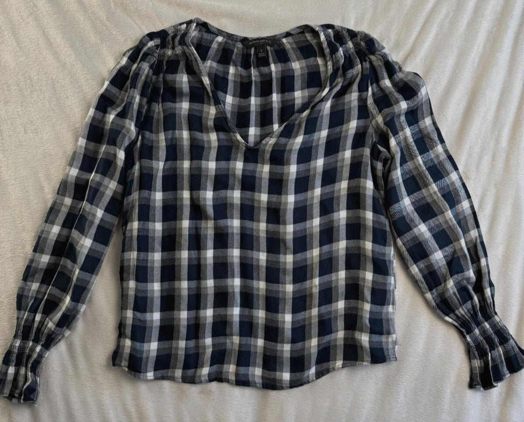 Banana Republic Womens shirt size small blue longsleeve soft lightweight