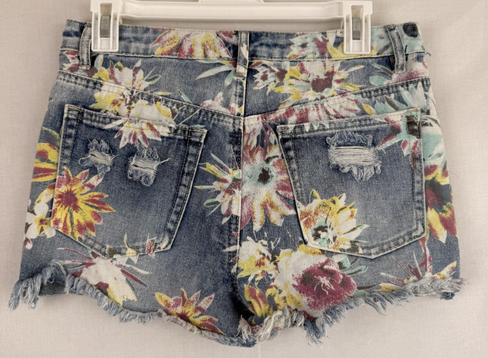Almost Famous Denim Jeans Womens Size 5 Shorts Floral Destressed Casual-Fit