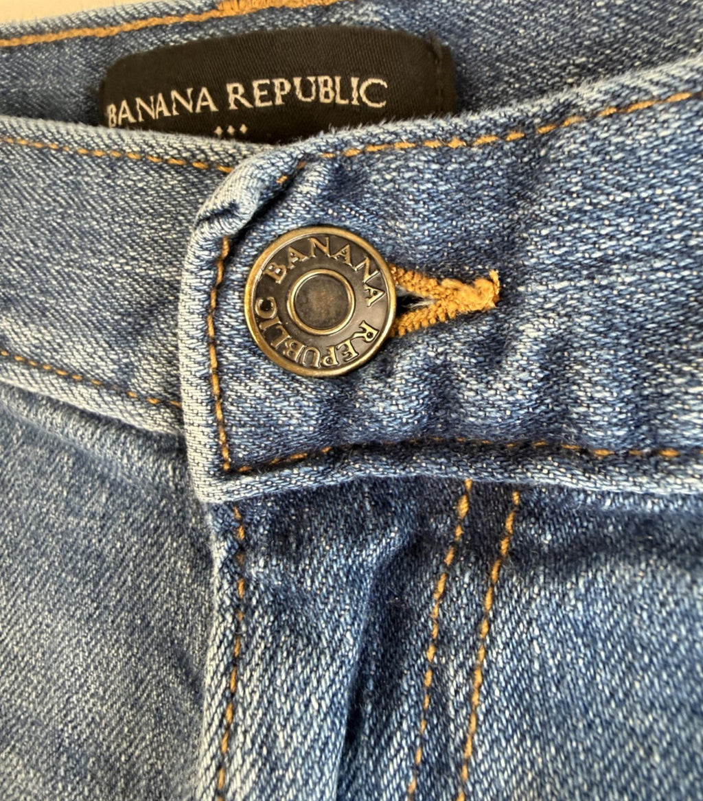 Banana Republic Girlfriend Jeans Women's Size 30/10 Raw Hem Distressed Wash