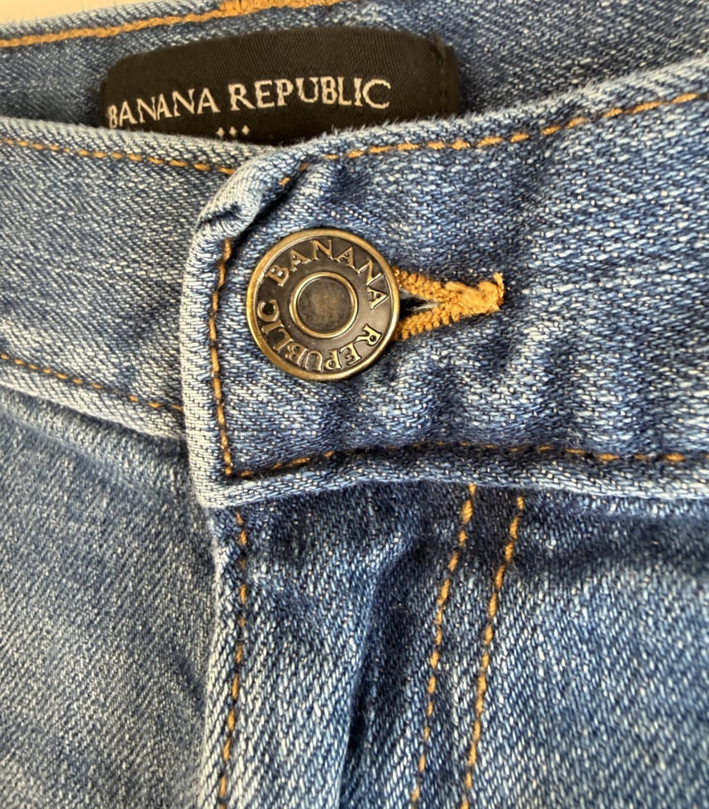 Banana Republic Girlfriend Jeans Women's Size 30/10 Raw Hem Distressed Wash