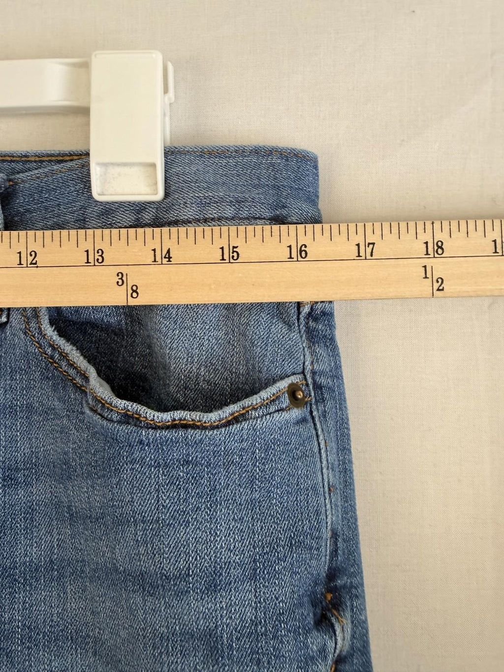 Banana Republic Girlfriend Jeans Women's Size 30/10 Raw Hem Distressed Wash